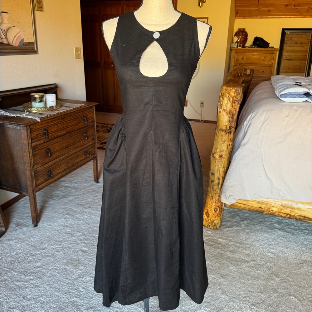 Black Sleeveless Keyhole Midi Dress